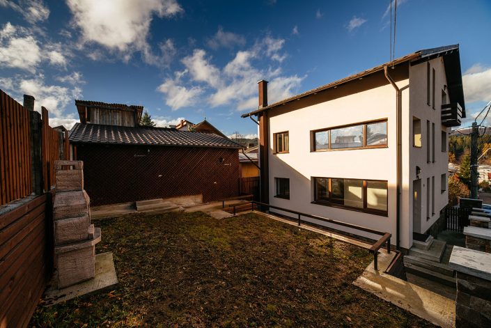 serban-cottage-outside